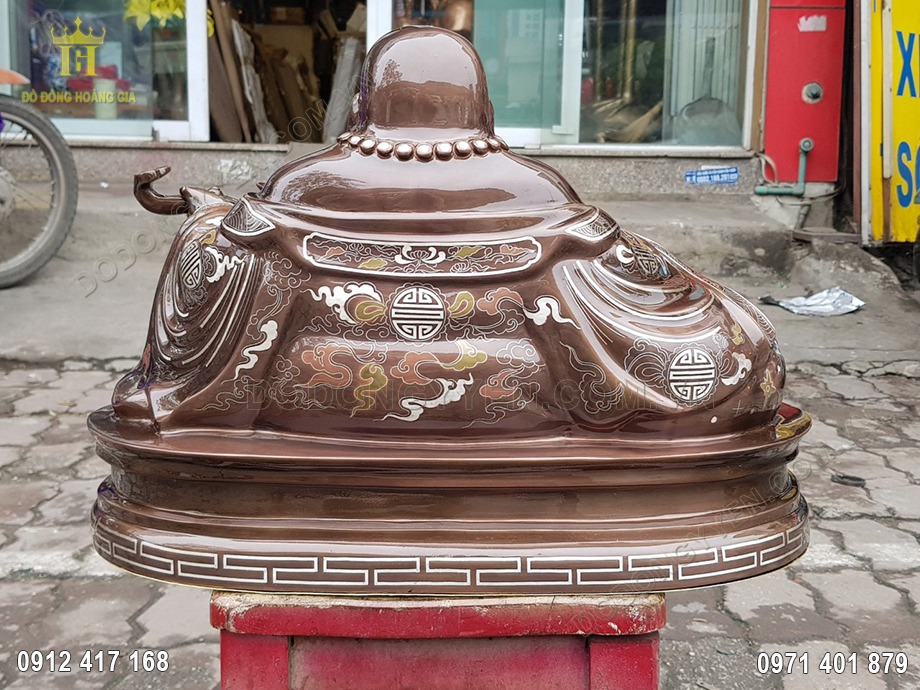 Từng họa tiết hoa văn được chạm khắc v&ocirc; c&ugrave;ng tỉ mỉ ph&iacute;a sau lưng vật phẩm